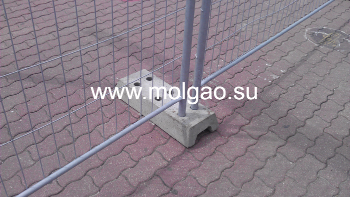 2 смежные секции ограждения на бетонном блоке